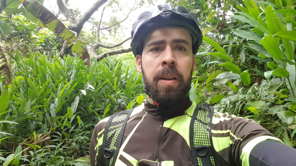 Mateus Garcia em passeio de moutain bike em lugar de mata fechada.